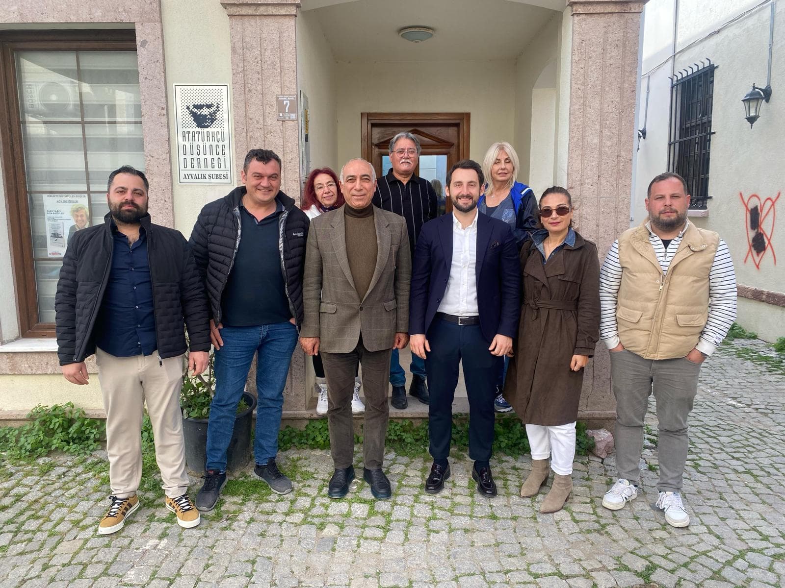 Atatürkçü Düşünce Derneği – Atatürk Büstü